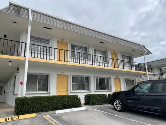 2840 Cynthia Lane 202, Lake Worth Beach, FL 33461