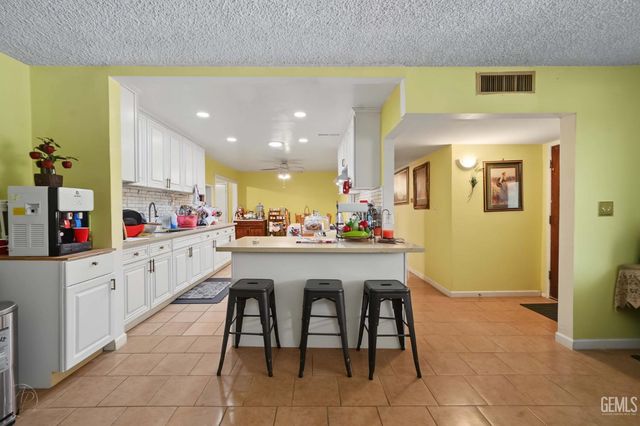2607 Emerald Street, Bakersfield, CA 93304