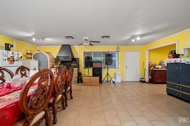 2607 Emerald Street, Bakersfield, CA 93304