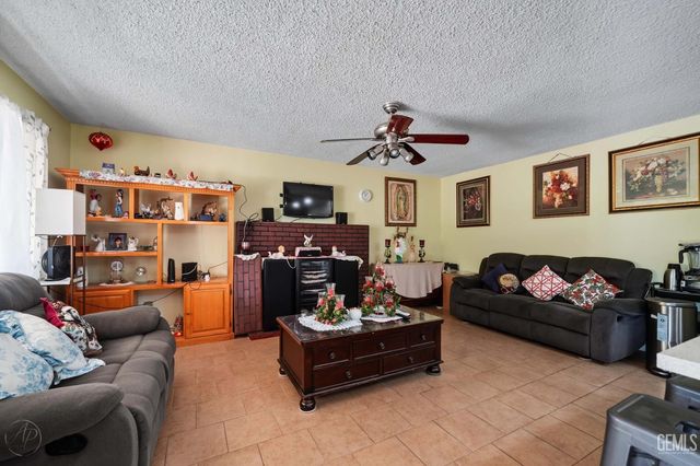 2607 Emerald Street, Bakersfield, CA 93304