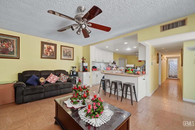 2607 Emerald Street, Bakersfield, CA 93304