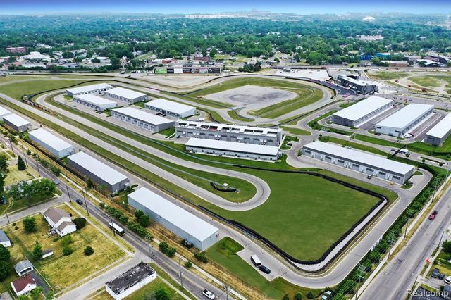 48 Pit Lane, Pontiac, MI 48341