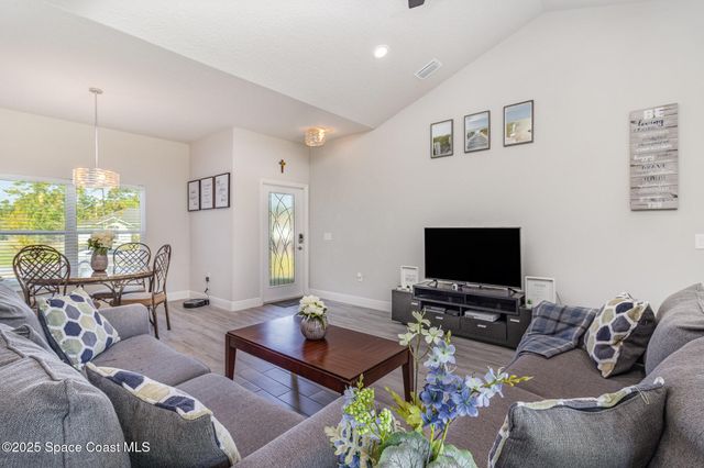 431 Bridgeport Avenue NW, Palm Bay, FL 32907