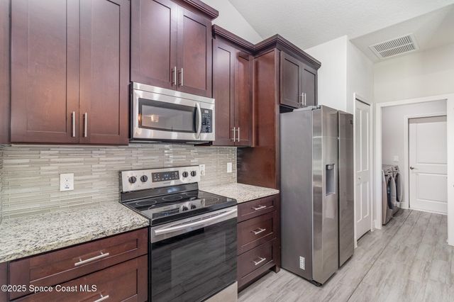 431 Bridgeport Avenue NW, Palm Bay, FL 32907