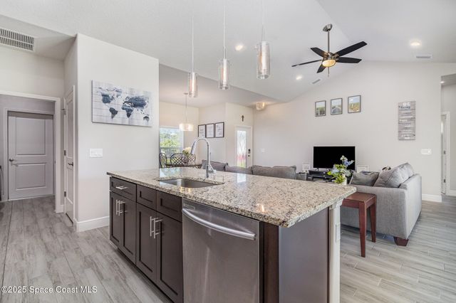 431 Bridgeport Avenue NW, Palm Bay, FL 32907