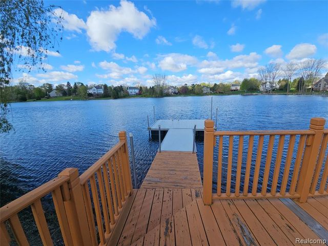 1595 Boulder Lake Drive, Milford, MI 48380