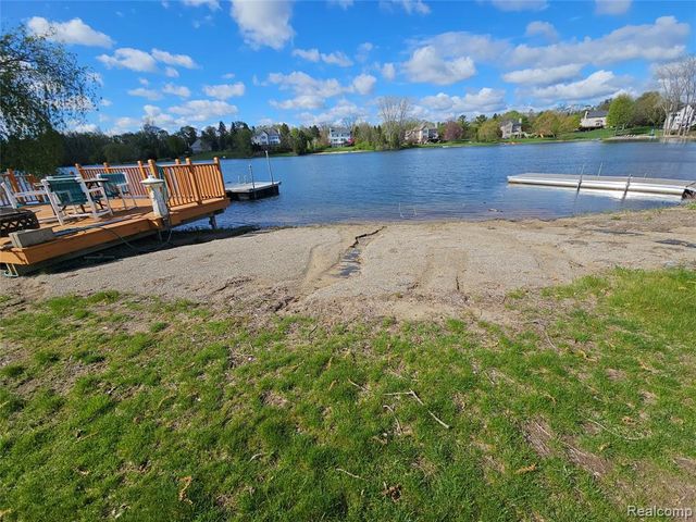 1595 Boulder Lake Drive, Milford, MI 48380