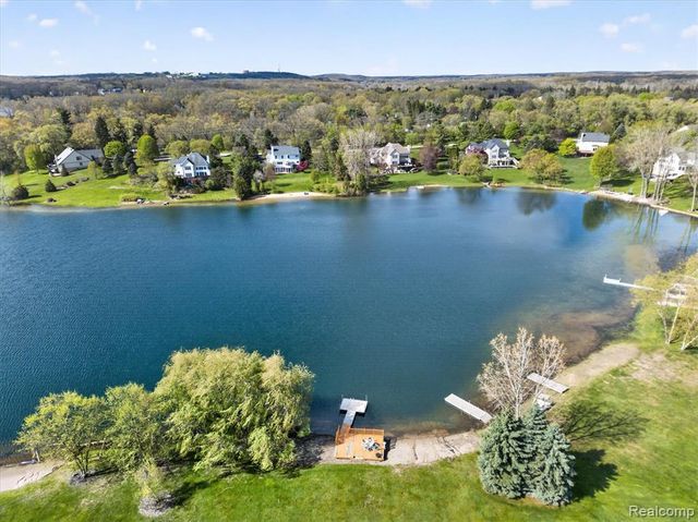 1595 Boulder Lake Drive, Milford, MI 48380