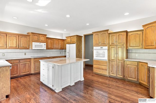 1208 Norton Drive, Papillion, NE 68046