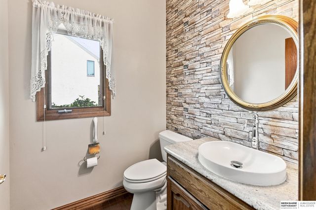 1208 Norton Drive, Papillion, NE 68046