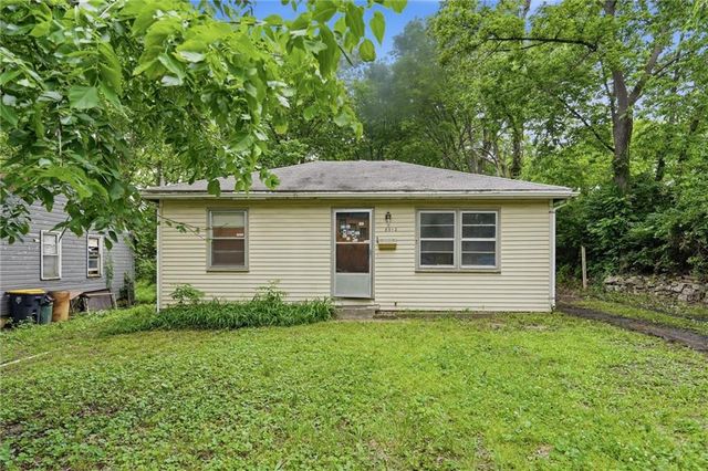 8012 S Benton Avenue, Kansas City, MO 64132