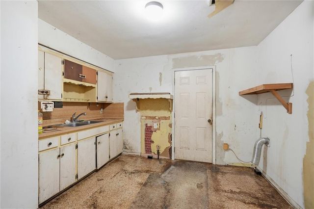 8012 S Benton Avenue, Kansas City, MO 64132
