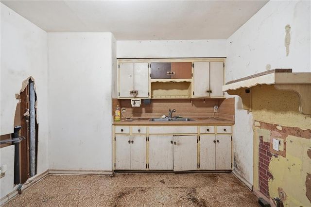 8012 S Benton Avenue, Kansas City, MO 64132
