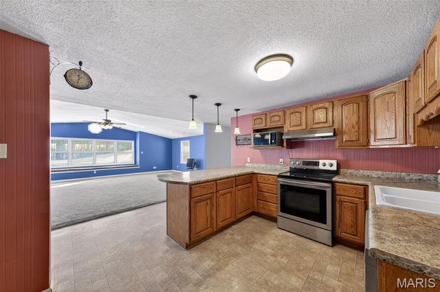 389 Highway Y, Winfield, MO 63389