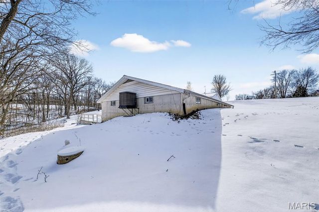 389 Highway Y, Winfield, MO 63389