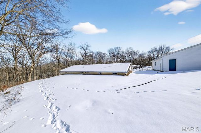 389 Highway Y, Winfield, MO 63389