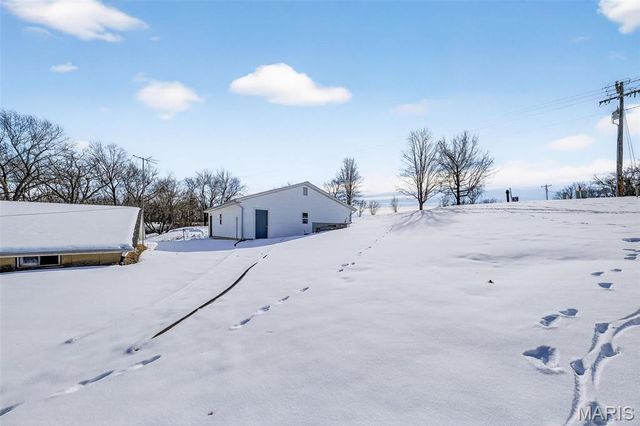 389 Highway Y, Winfield, MO 63389