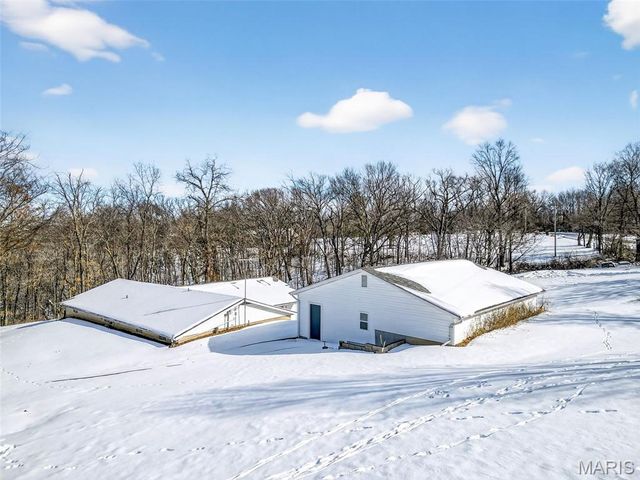 389 Highway Y, Winfield, MO 63389