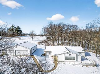 389 Highway Y, Winfield, MO 63389