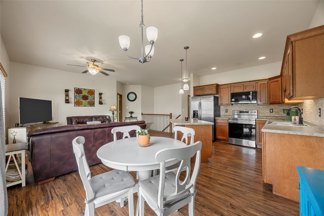 323 Windflower Ln, Solon, IA 52333