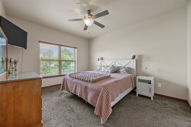 323 Windflower Ln, Solon, IA 52333