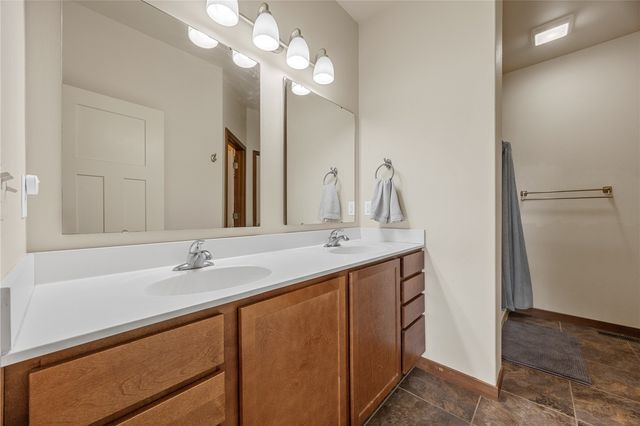 323 Windflower Ln, Solon, IA 52333