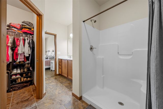 323 Windflower Ln, Solon, IA 52333