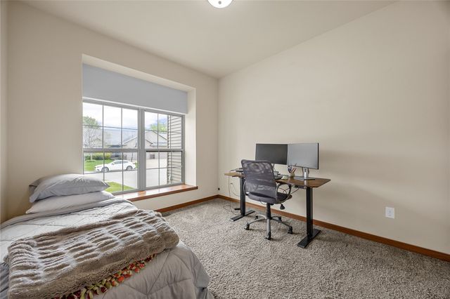 323 Windflower Ln, Solon, IA 52333