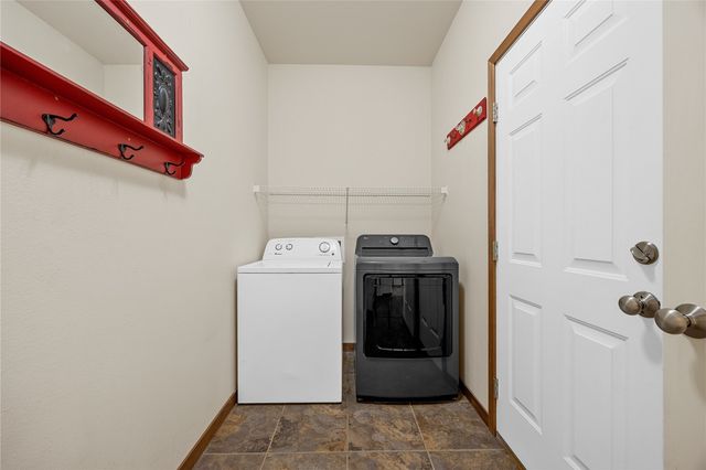 323 Windflower Ln, Solon, IA 52333