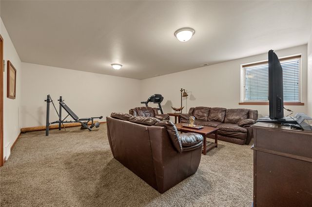 323 Windflower Ln, Solon, IA 52333