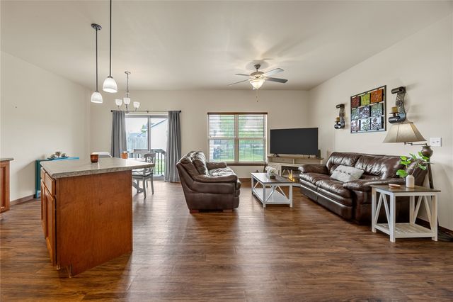 323 Windflower Ln, Solon, IA 52333