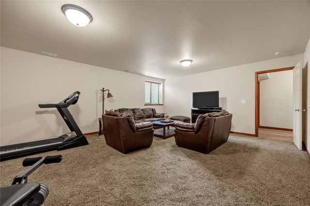 323 Windflower Ln, Solon, IA 52333