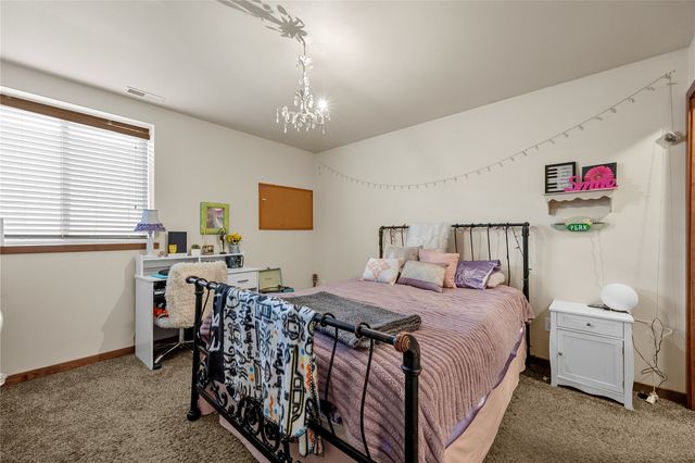 323 Windflower Ln, Solon, IA 52333