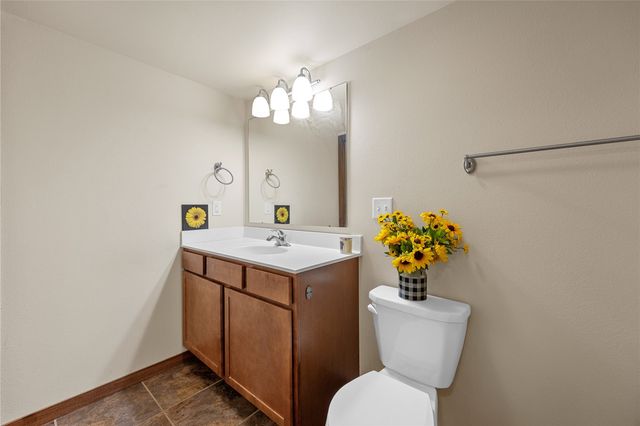 323 Windflower Ln, Solon, IA 52333