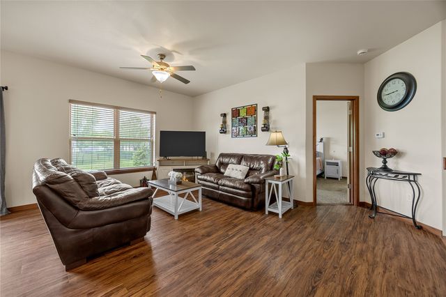 323 Windflower Ln, Solon, IA 52333