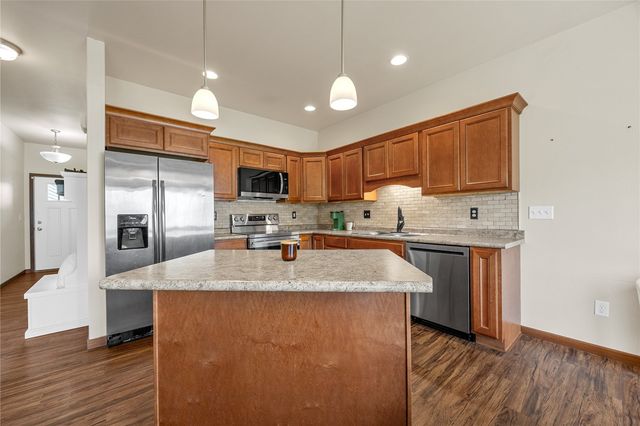 323 Windflower Ln, Solon, IA 52333