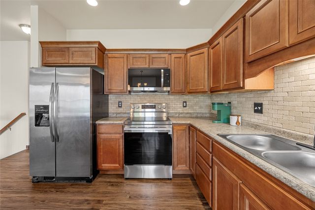 323 Windflower Ln, Solon, IA 52333