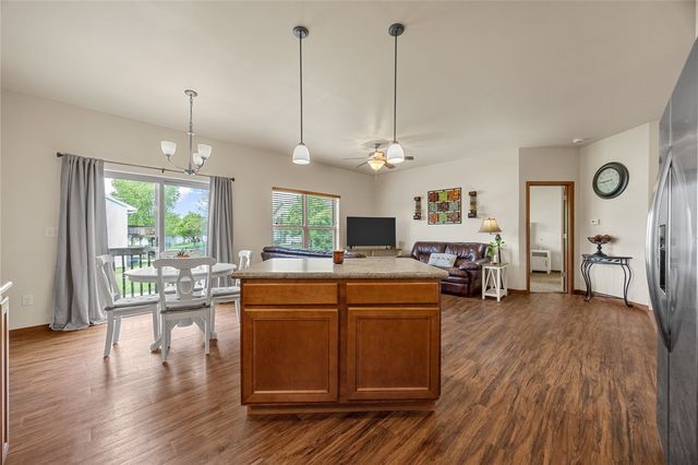 323 Windflower Ln, Solon, IA 52333