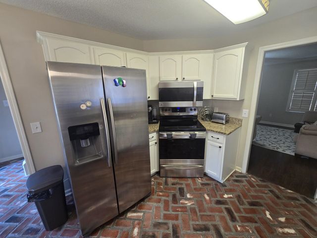 9768 RIGGIN DR, Memphis, TN 38002