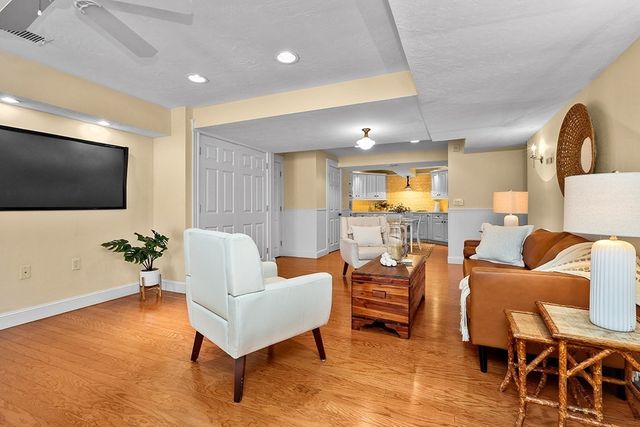 2 Country Way, Hopkinton, MA 01748