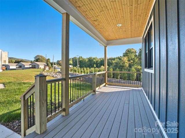 30 Olde Oak Court, Hendersonville, NC 28792