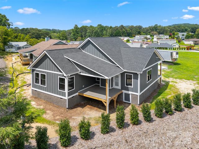 30 Olde Oak Court, Hendersonville, NC 28792
