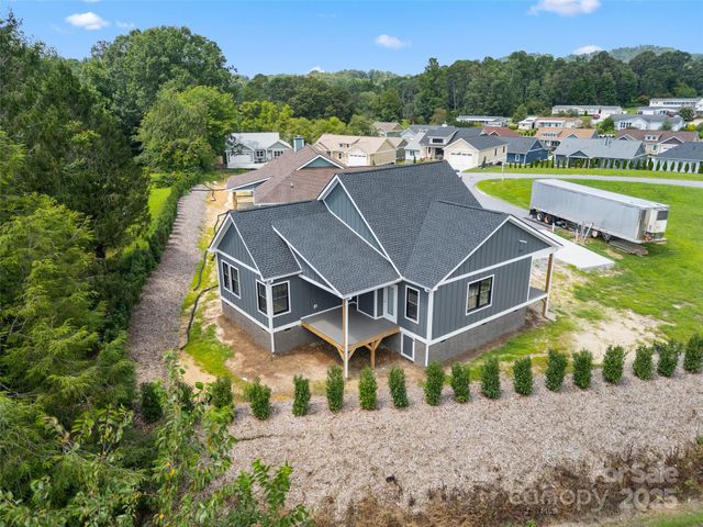 30 Olde Oak Court, Hendersonville, NC 28792