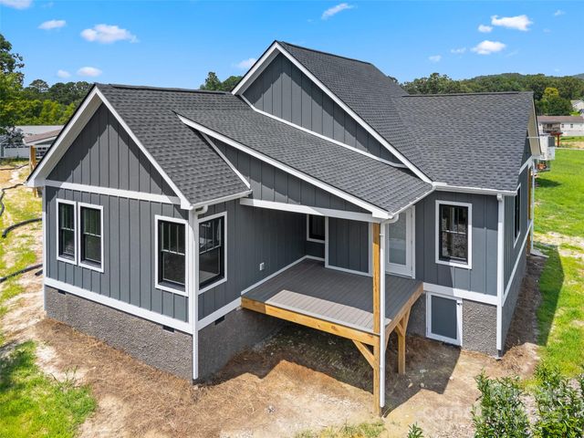 30 Olde Oak Court, Hendersonville, NC 28792
