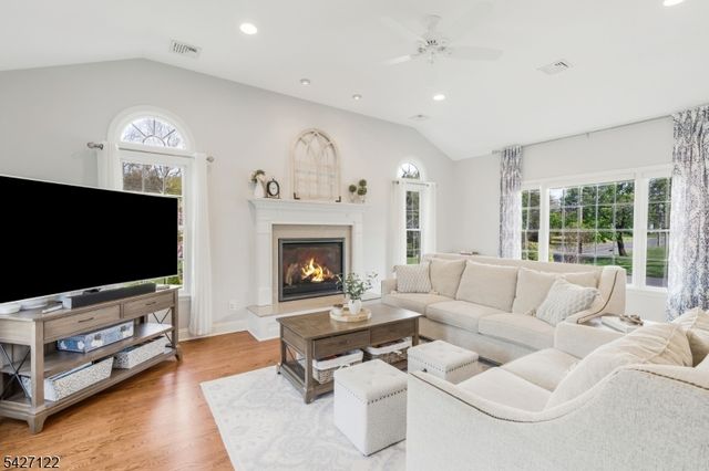 7 Oxbow Dr, New Providence Boro, NJ 07974