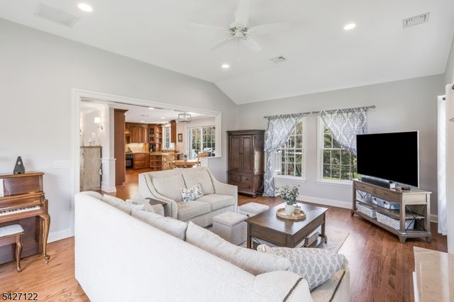 7 Oxbow Dr, New Providence Boro, NJ 07974