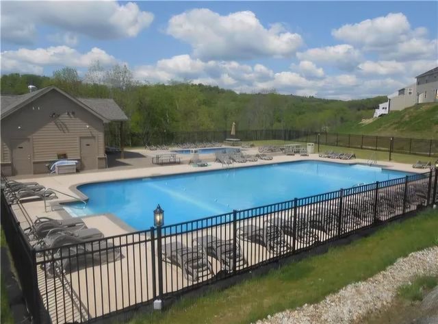 2035 Majestic Dr, North Strabane, PA 15317