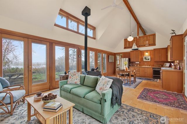 357 E Birnie Slough Road, Cathlamet, WA 98612