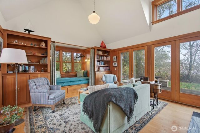 357 E Birnie Slough Road, Cathlamet, WA 98612