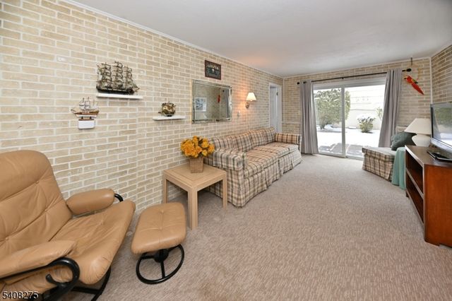 368 Elmwood Dr, Paramus Boro, NJ 07652